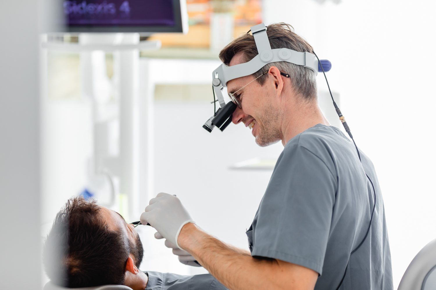 ein Zahnarzt behandelt einen Patienten