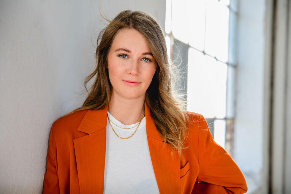 Businessportrait einer frau in industriehalle