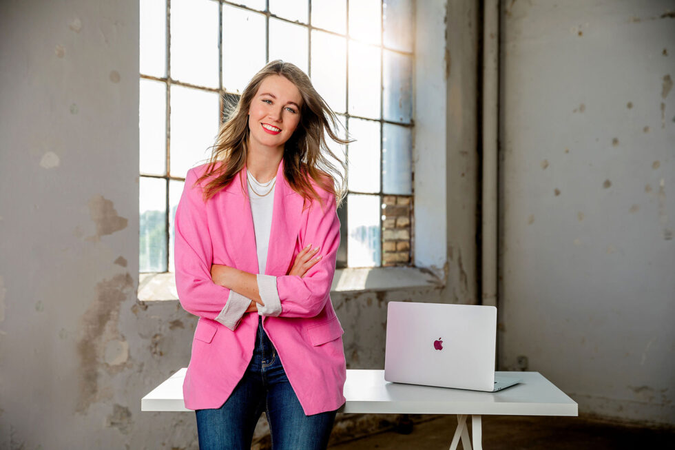 Businessportrait einer frau in industriehalle