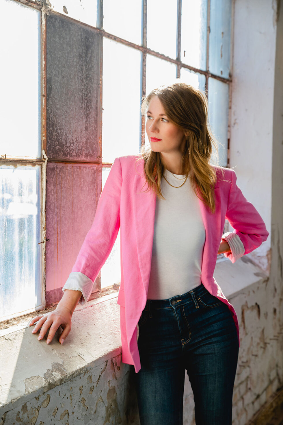 Businessportrait einer frau in industriehalle