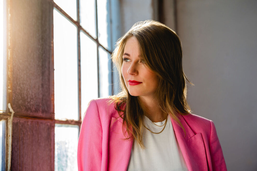 Businessportrait einer frau in industriehalle
