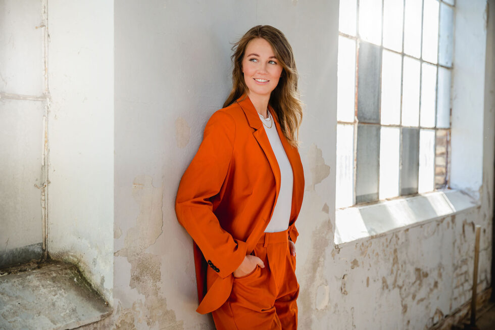 Businessportrait einer frau in industriehalle