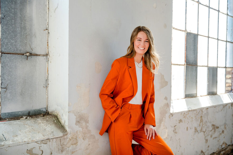 Businessportrait einer frau in industriehalle