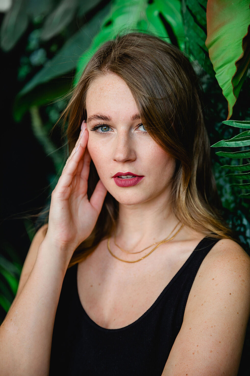 beauty portrait vor einem grünen Pflanzenhintergrund