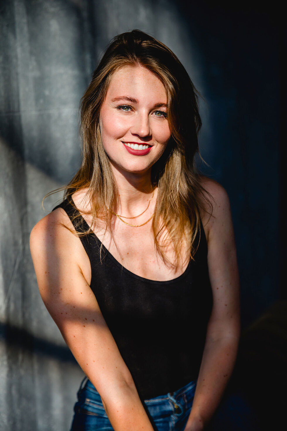 available light foto einer jungen frau