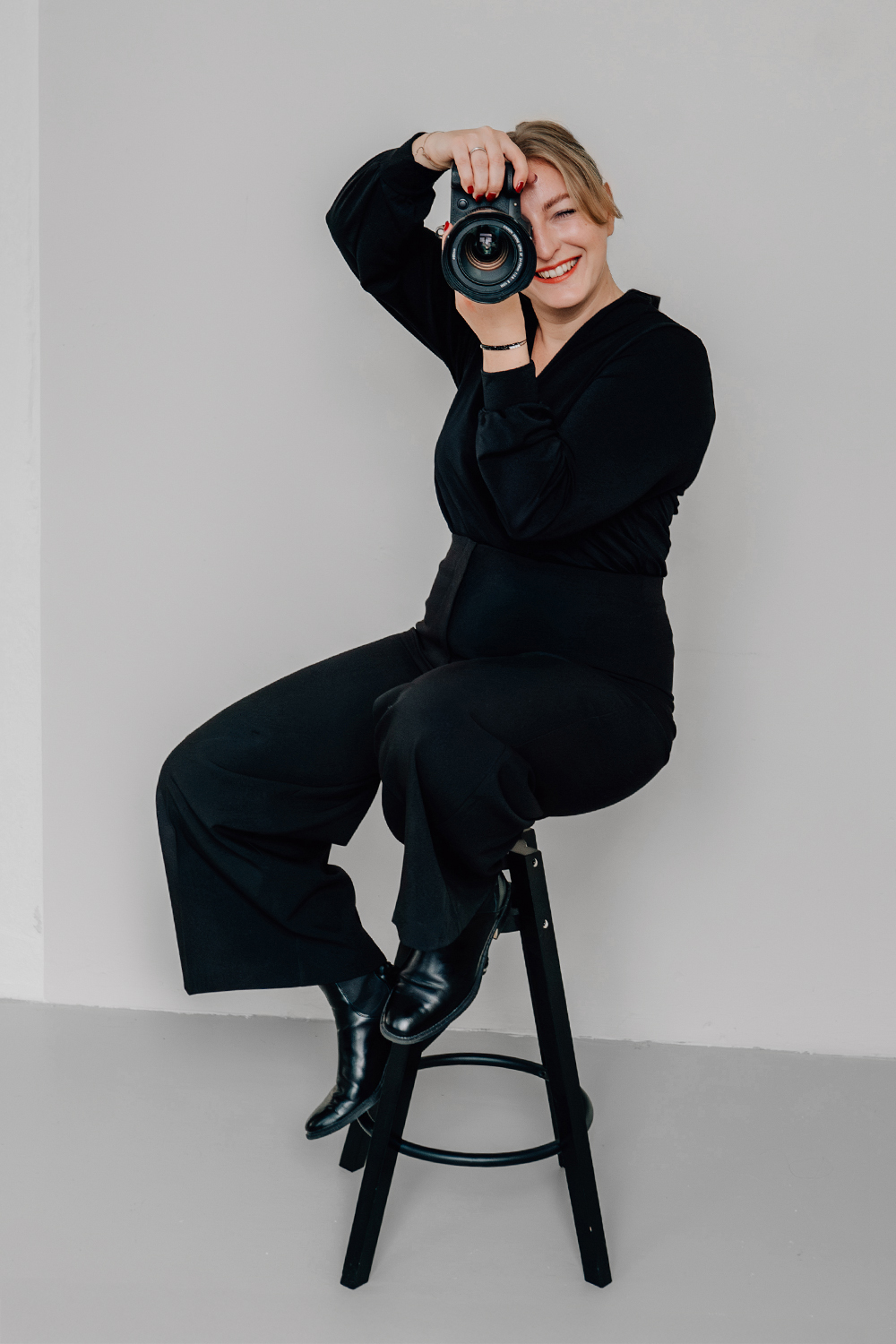 Portrait der Fotografin Denise Claus mit Kamera