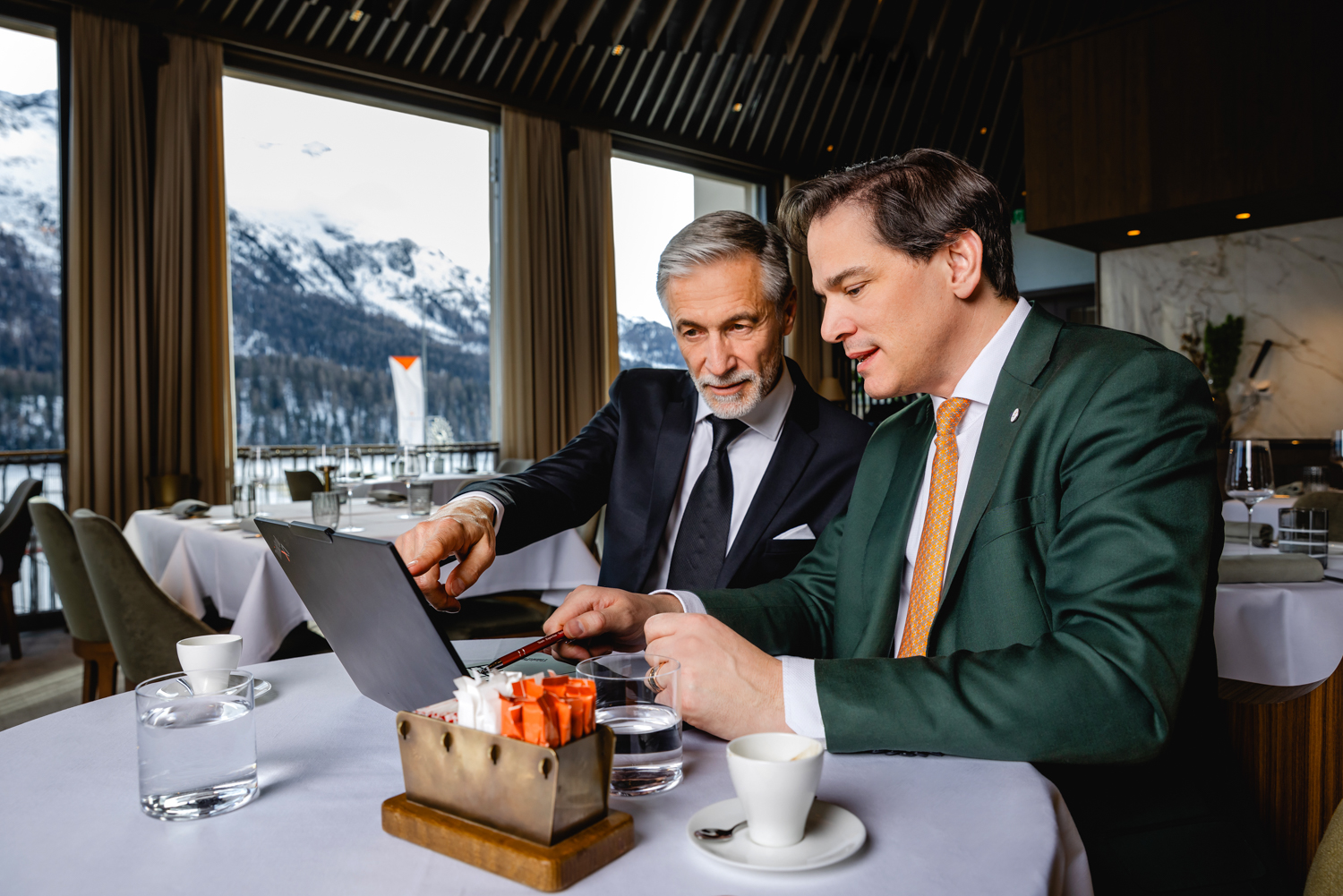 Mitarbeiter zeigt Kunden etwas auf dem Laptop