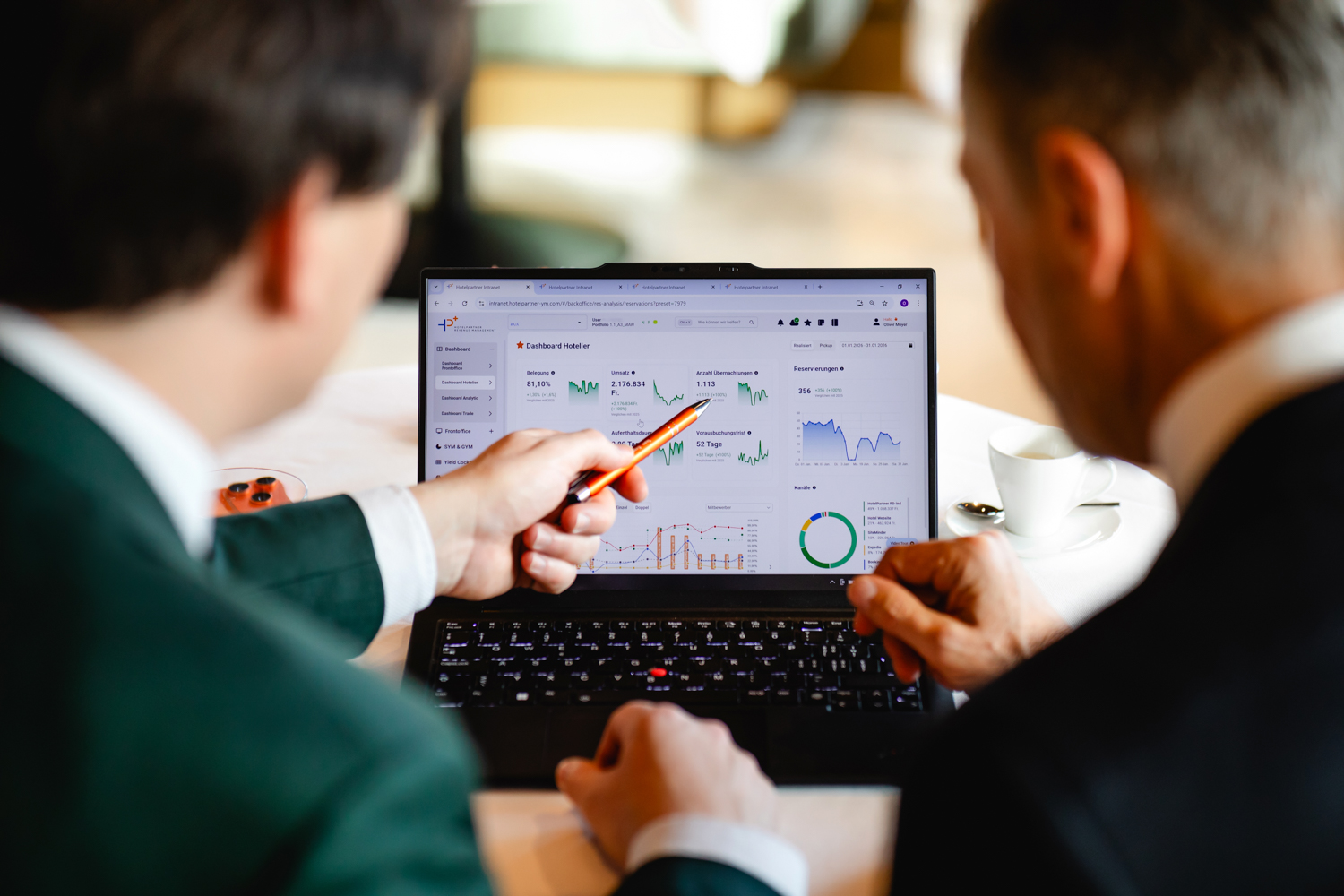 Kunde wird etwas am Laptop gezeigt mit Statistiken