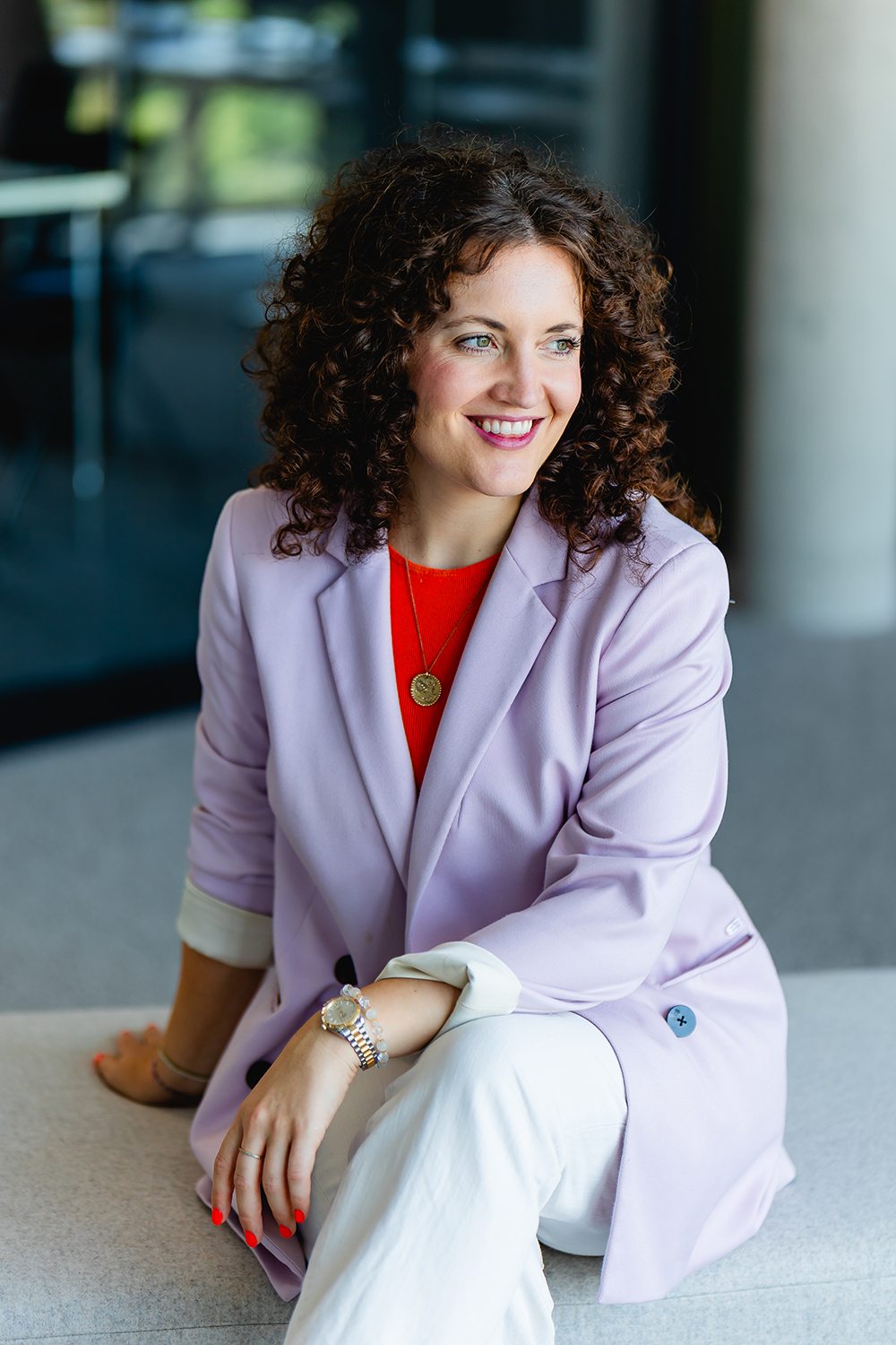 Personal Branding Fotografie 1 Portrait einer Frau mit fliederfarbenem Blazer
