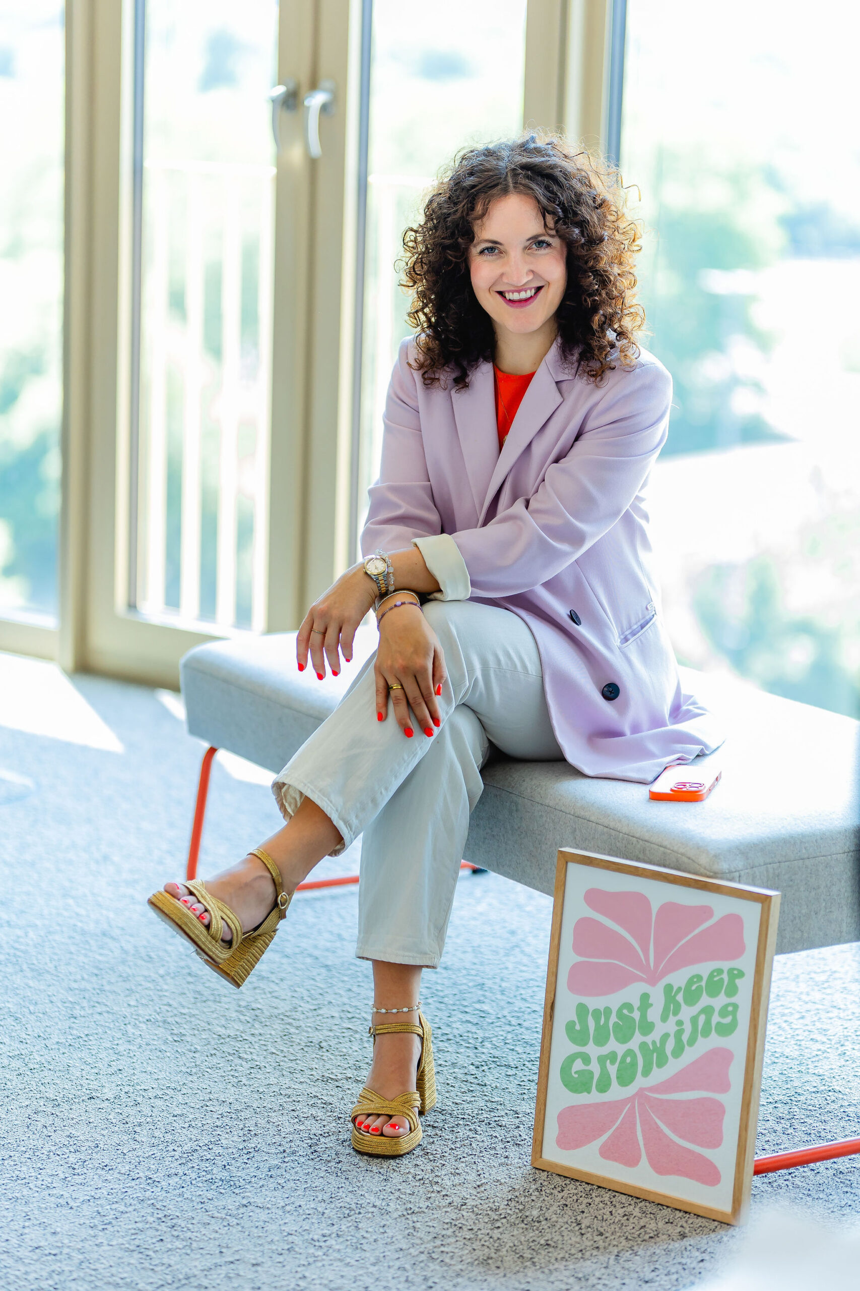 Personal Branding Fotografie 8 Portrait mit Bilderrahmen im sitzen