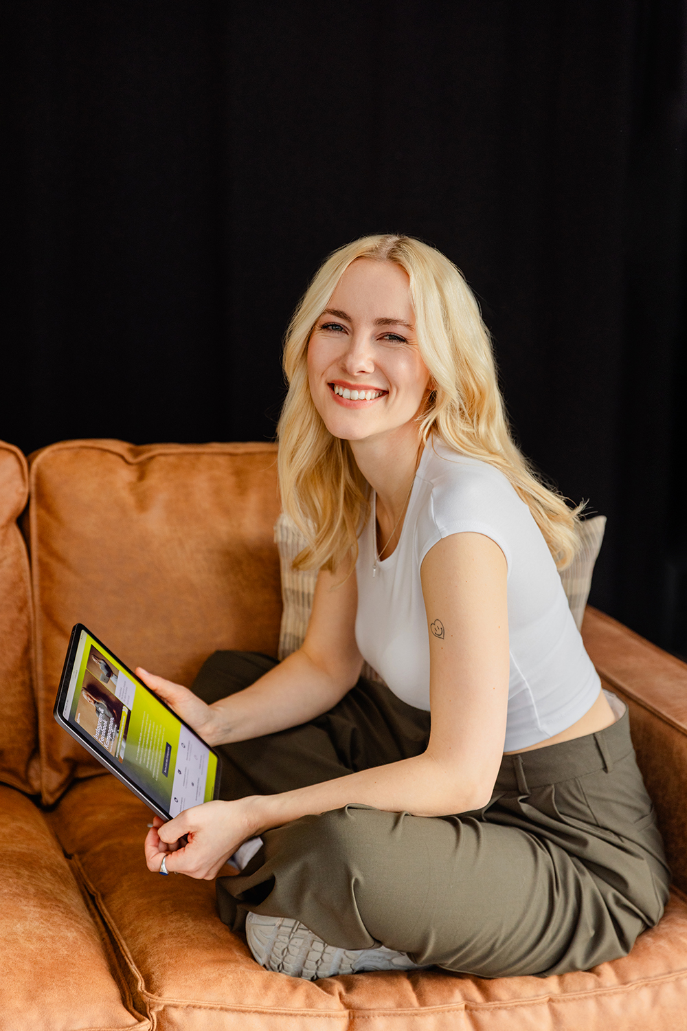 personal branding portrait mit I Pad in der Hand